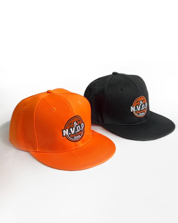 Вышивка логотипа на кепках с прямым козырьком   