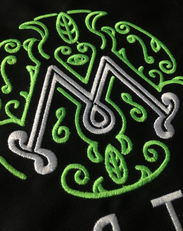 Вышивка логотипа на фартуках для МЯТА LOUNGE 